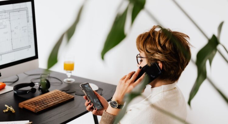 A mobiltelefonos ügyintézés egycsatornás, ellenőrizhetetlen kommunikációjával szemben az ügyfélszolgálati rendszerek többcsatornásak és átláthatóak.